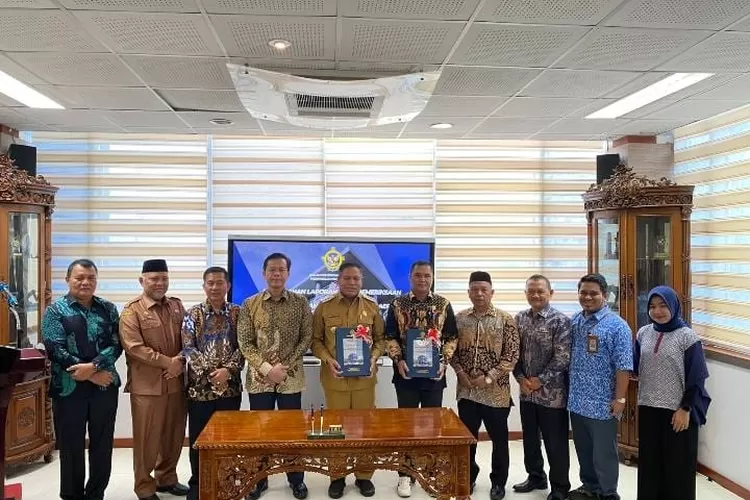 Pemkab Abdya kembali menerima Opini WTP dari BPK RI terhadap laporan keuangan Kabupaten Abdya tahun 2023. Penyerahan penghargaan diserahkan oleh Kepala Sub Auditorat Aceh II BPK RI Perwakilan Aceh Myrto Handayani, kepada Pj Bupati Abdya, H Darmansah bersama Ketua DPRK Abdya Nurdianto, di aula gedung