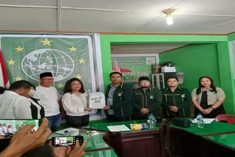 Satika Simamora menyerahkan berkas pendaftaran diterima Ketua Desk Pilkada disaksikan Sekretaris PKB Dompak Hutasoit ( Realitasonline.id/Marudut)