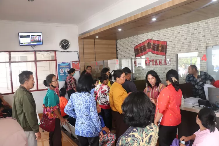 Keterangan foto: Akibat aplikasi BPJS terganggu, antrian pasien menumpuk dibagian pelayanan RSUD Tarutung. (Realitasonline.id/ AS)