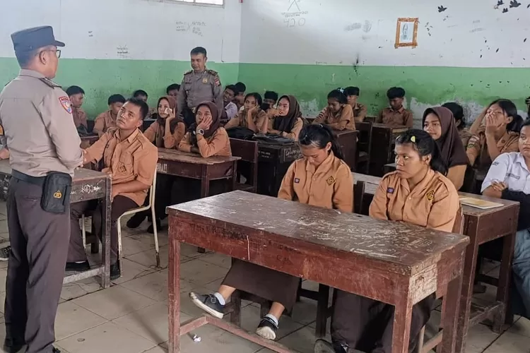 Personel Satbinmas Polres Pelabuhan Belawan menyampaikan imbauan/penyuluhan kepada siswa/i SMA Nurani agar menghindari berbagai kenakalan remaja, Jumat (3/5/2024)