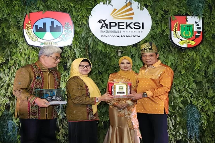 Wali Kota Pematangsiantar dr Susanti Dewayani memberikan cenderamata miniatur Becak BSA kepada Pj Wali Kota Pekanbaru Muflihun  (Realitasonline.id/RH)