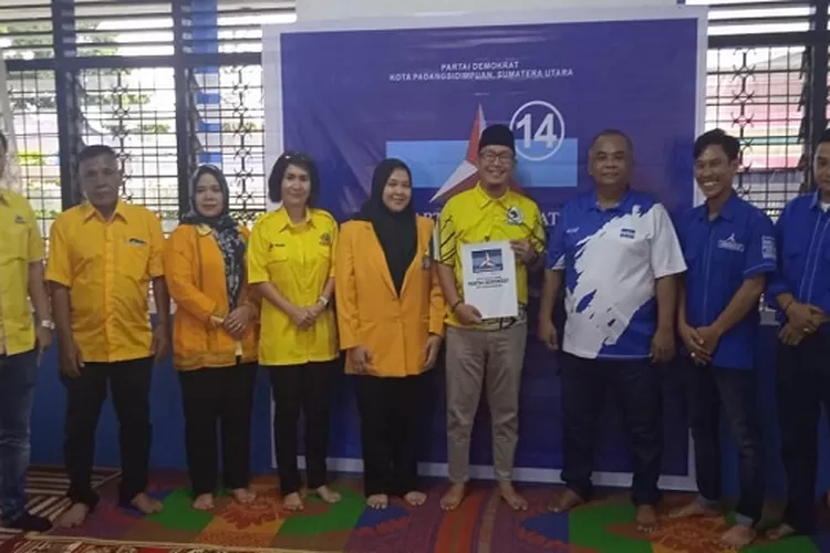Tim Penjaringan Bacakada Partai Demokrat serahkan formulir pendaftaran kepada tim utusan Irsan Efendi Nasution Bacakada Kota Padangsidimpuan  (Realitasonline.id/Riswandy)