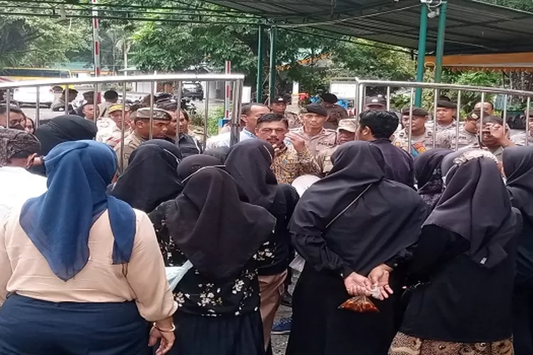 Puluhan Guru honorer unjuk rasa di kantor Bupati Langkat  (Realitasonline.id/MA)