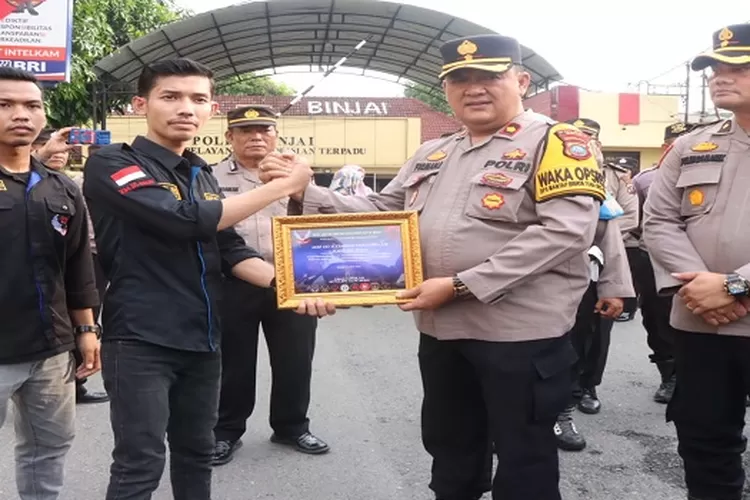 Wakapolres Binjai Kompol RD Firman Darwin menerima penghargaan Komunitas 234 SC dan RNR Kota Binjai saat melakukan aksi damai  (Realitasonline.id/AA)