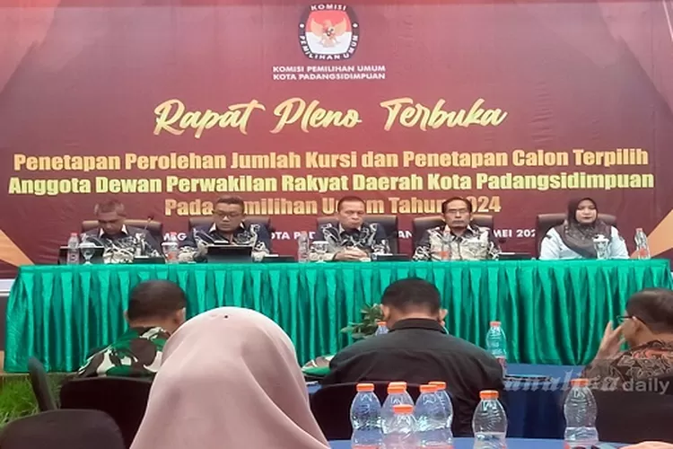 Ketua KPU Kota Padangsidimpuan Tagor Dumora Lubis, bersama tiga Komisioner lainnya tetapkan jumlah kursi dan umumkan 30 Calon Legislatif (Caleg) terpilih Pemilihan Legislatif (Pileg) 2024 Kota Padangsidimpuan,  (Realitasonline.id/Riswandy)
