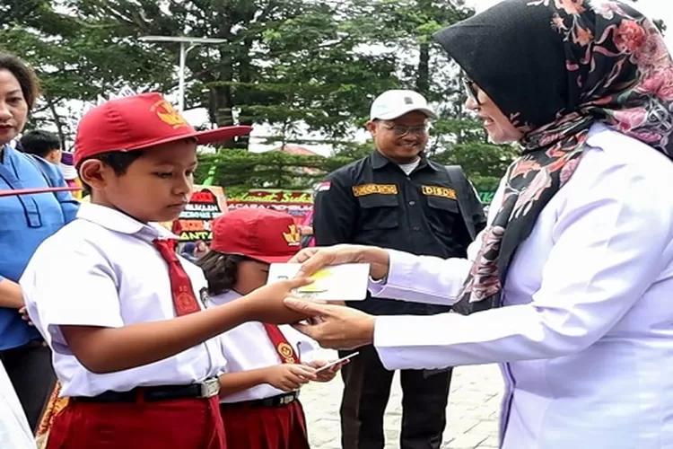 Wali Kota dr Susanti Dewayani memberikan bantuan pendidikan Tahap I kepada perwakilan Peserta didik ( Realitasonline.id/RH)