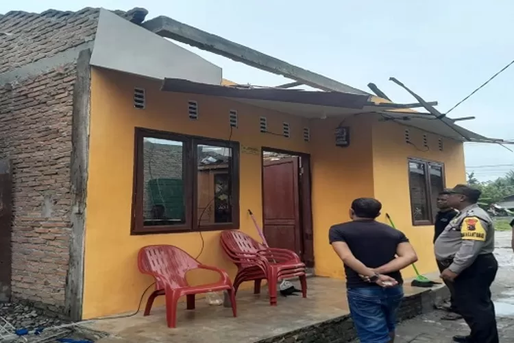 Kondisi rumah warga yang mengalami kerusakan akibat angin kencang disertai putingbeliung (Realitasonline.id/zul)