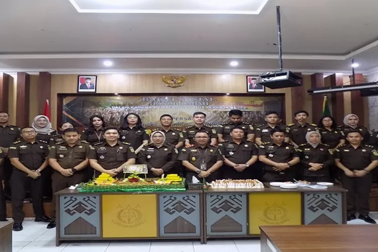 para pejabat Kejari Langkat foto bersama dalam rangka memperingati HUT ke 73  (Realitasonline.id/M Ali)