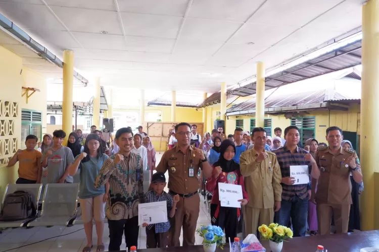 Plt Sekdako Roni Gunawan Bersama Kadis Sosial, Camat Padangsidimpuan Selatan, Kepala Cabang Pembantu Bank Mandiri Batang Toru Foto Bersama Yapi Penerima Atensi Kemensos RI di Aula Kantor Camat Selatan.