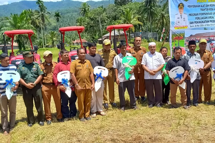 Pj Bupati Palas foto bersama tokoh masyarakat dan ketua Poktan penerima bantuan, Desa Sibual-Buali, Senin (6/5/2024) (Realitasonline.id/ SS)