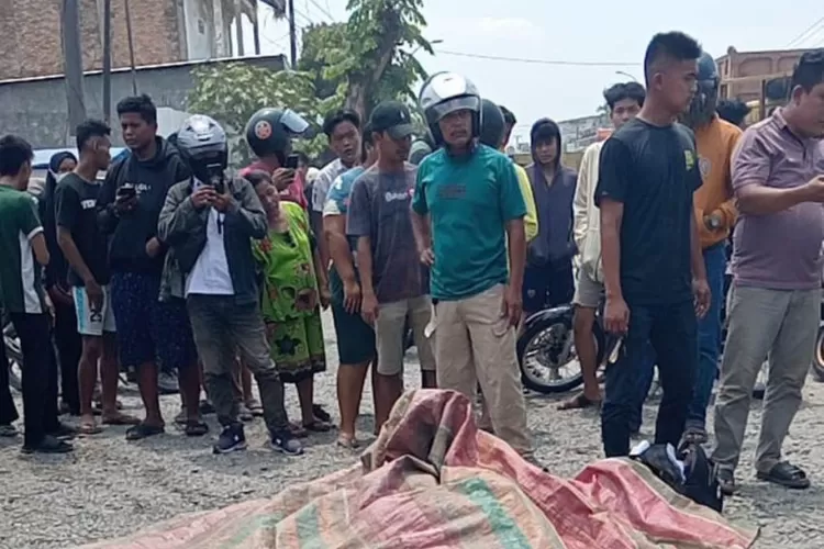 Jenasah korban ditutupi terpal plastik saat masih di lokasi kejadian.