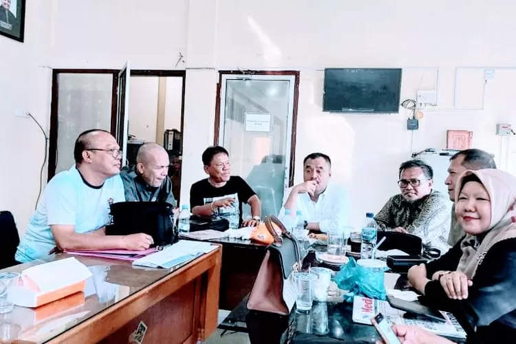 H.Farianda Putra Sinik memimpin jalannya rapat pemantapan Family Gathering 2024 di Kantor PWI Sumut Jl.Parada Harahap, Senin (6/5/2024).