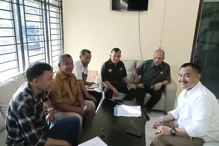 Ketua PWI Sumut Farianda Putra Sinik (kanan) meminta kepada SIWO segera mempersiapkan atlet Porwanas XIII.
