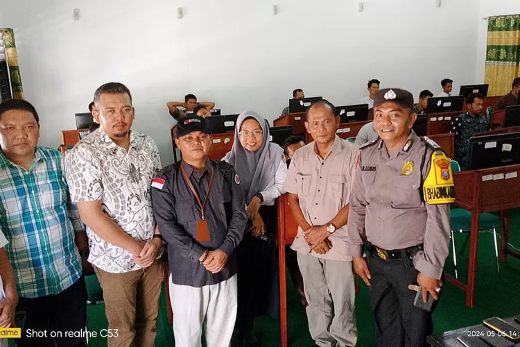 KPU dan Polres Tapsel bersinergis melakukan pengamanan dan pengawasan ketat sebagai antisipasi terhadap potensi kecurangan yang mungkin terjadi selama ujian seleksi berlangsung, di SMA Negeri 1 Batang Angkola, Senin (6/5/2024). (Realitasonline.id/ RI)