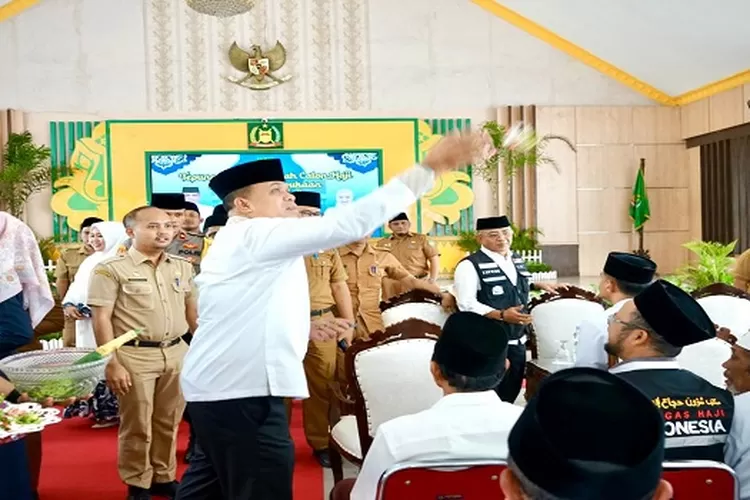 Pj Bupati Langkat HM Faisal Hasrimy menepung tawari Jama'ah Calon Haji (JCH) Kabupaten Langkat  (Realitasonline.id/AA)