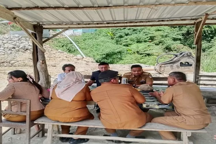DPRD Toba dari dapil 1 meninjau tambang ilegal di desa Siboruon kecamatan Balige (Realitasonline.id/MS)