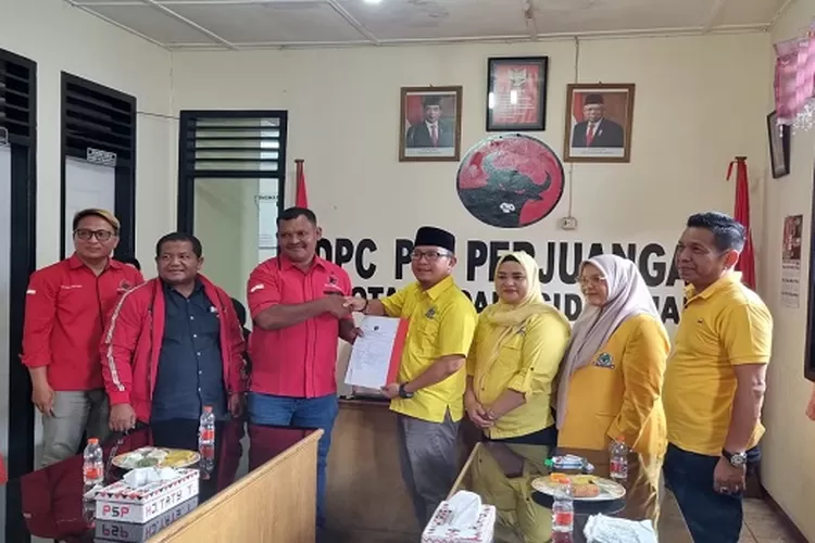 Ketua Tim penjaringan Balon Wali Kota dan Wakil Wali Kota Padangsidimpuan dari PDIP Tigor Parulian Siregar didampingi pengurus menyerahkan formulir pendaftaran kepada Balon Wali Kota Padangsidimpuan Irsan Efendi Nasution diwakili Urwatul Hannan Harahap  (Realitasonline.id/Riswandy)