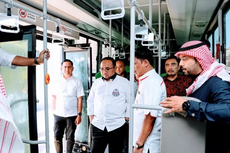 Menag sedang memeriksa bus salawat ramah lansia di Makkah.