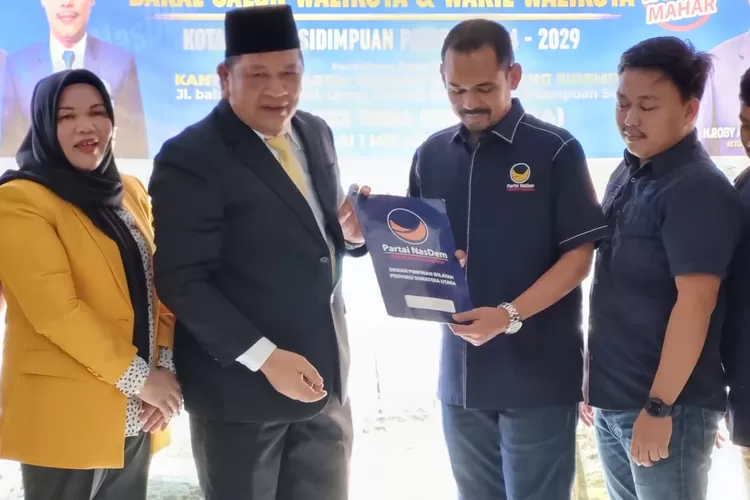 Balon Wali Kota Padangsidimpuan Irsan Efendi Nasution menyerahkan formulir pendaftaran, yang diterima Ketua DPD Partai NasDem H. Roby Agusman Harahap, di Kantor Partai NasDem Jalan Bakti PU Kota Padangsidimpuan, Kamis (10/5/2024).(Realitasonline.id/ RI)