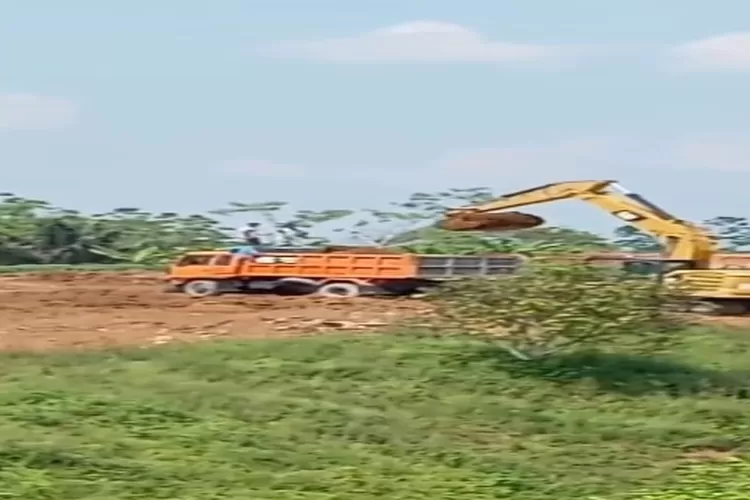 Galian C PT KSU di Kebun Limau Mungkur Desa Lau Barus Baru. (Realitasonline.id/zul)