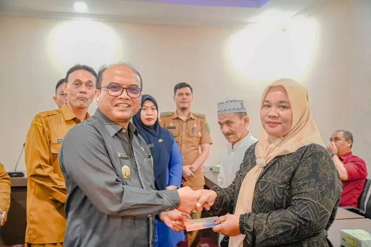 Pj Wali Kota Padangsidimpuan Letnan Dalimunthe menyerahkan bantuan kepada korban kebakaran selama kurun waktu tahun 2023 dan 2024 di di ruang rapat Wali Kota, Rabu (7/5/2024).(Realitasonline.id/ RI)