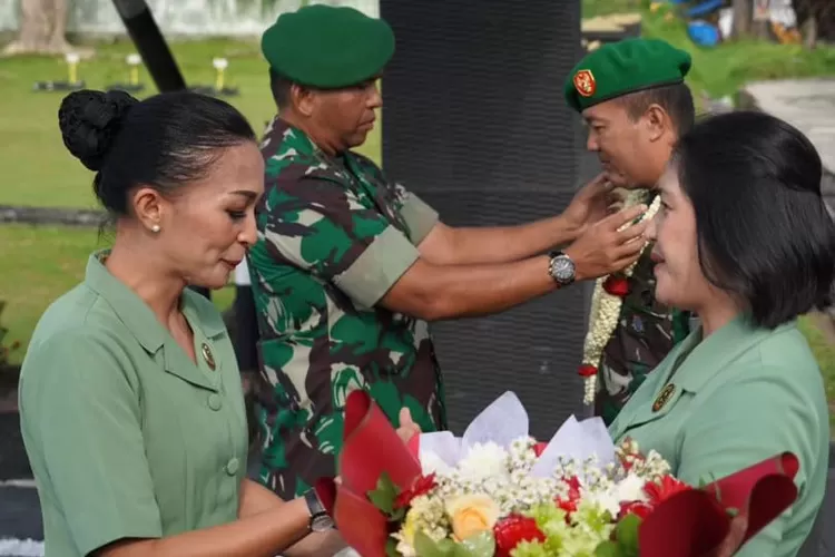 Kolonel Inf Dr. Agustatius Sitepu  mengalungkan bunga kepada Kolonel Inf Tagor Rio Pasaribu didampingi istri (Realitasonline.id/ RH)