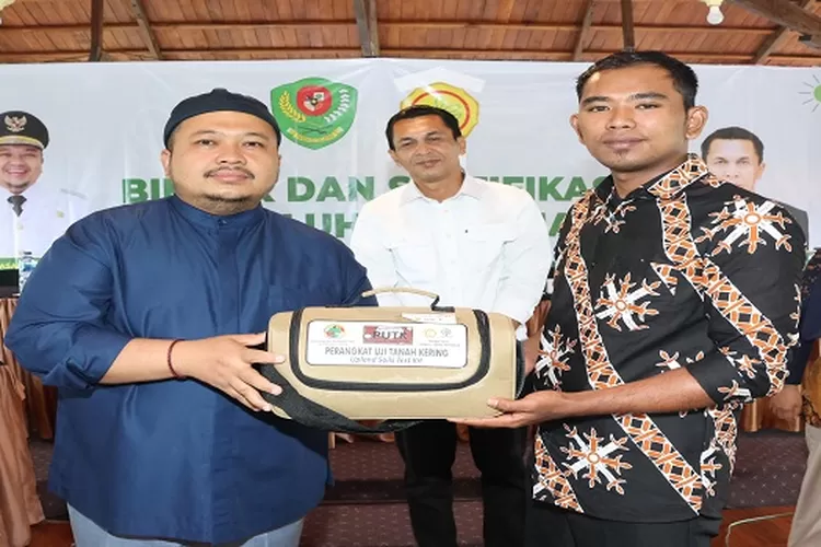 Bupati Tapsel Dolly Pasaribu membuka bimbingan teknis dan sertifikasi penyuluh pertanian Kabupaten Tapsel&nbsp;  (Realitasonline.id/Riswandy)