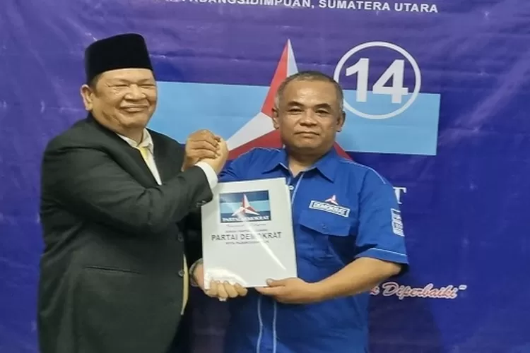 Balon Wali Kota Padangsidimpuan yang juga Ketua DPD Partai Golkar Padangsidimpuan Irsan Efendi Nasution kembalikan formulir pendaftaran Balon Kepala Daerah ke Partai Demokrat  (Realitasonline.id/Riswandy)