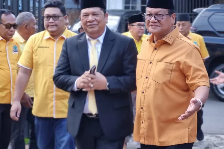 Ketua DPC Partai Hanura Kota Padangsidimpuan H. Marataman Siregar, menyambut kedatangan Balon Wali Kota Padangsidimpuan Irsan Efendi Nasution bersama rombongan untuk menyerahkan formulir pendaftaran, Kamis (10/5/2024).(Realitasonline.id/ RI)