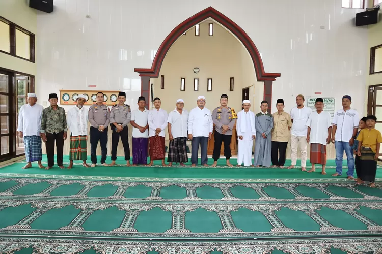 Kapolres Padangsidimpuan AKBP Dudung Setyawan menggelar program Jumat Curhat Polri, usai sholat Jumat di Masjid Al-Rasyd Palopat Maria Kecamatan Padangsidimpuan Hutaimbaru Kota Padangsidimpuan, Jumat (10/5/2024).(Realitasonline.id/ RI)