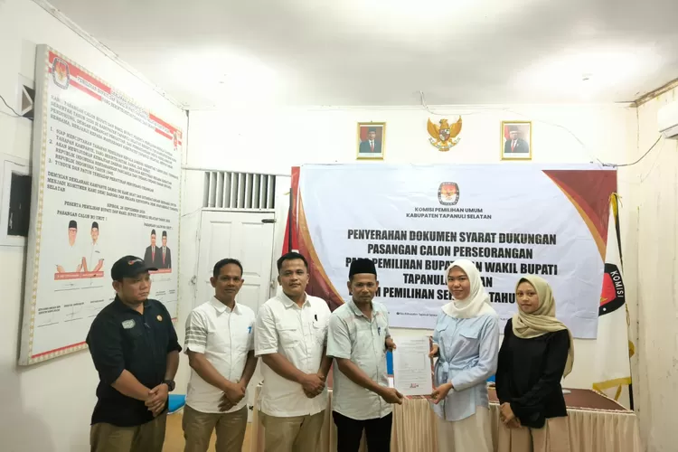 Ketua KPU Tapsel Zulhajji Siregar didampingi Komisioner KPU Tapsel menerima penyerahan dukungan Pasbalon Bupati dan Wakil Bulati Tapsel melalui jalur perseorangan H. Dolly Putra Parlindungan Pasaribu, S.Pt, MM dan Ahmad Buchori, untuk Pilkada Tepsel 2024, di Sekretariat KPU Tapsel di Sipirok, Minggu