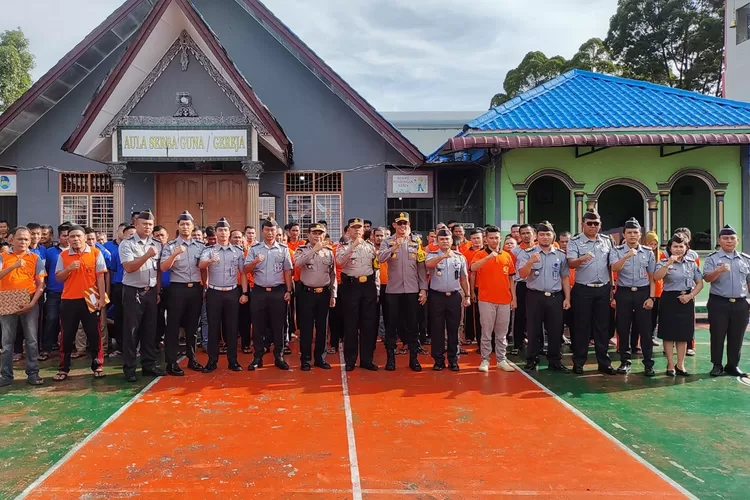 Kapolres Taput AKBP Ernis Sitinjak dan Kepala Rutan Kelas II B Tarutung Ismet Sitorus serta jajarannya diabadikan dengan warga binaan usai upacara. (Realitasonline.id/ AS)