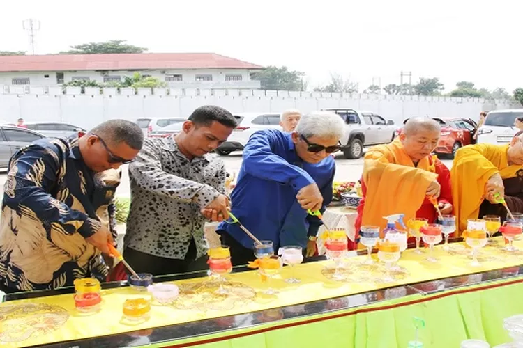 Sekda Junaedi Sitanggang bersama Ketua Dekranasda dan Pengurus YP Buddhist Menjusri dalam perayaan Waisak  (Realitasonline.id/RH)