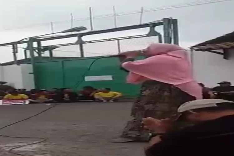 Salah seorang buruh pabrik kayu PT Samawood saat menyampaikan orasi minta para buruh jangan di PHK (Realitasonline.id/zul)