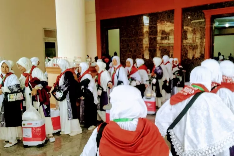 Rombongan jemaah Calhaj asal Kabupaten Madina Kloter 3 bersiap diberangkatkan dari Asrama Haji Medan menuju Bandara Kualanamu, Rabu (15/5/2024) sore.
