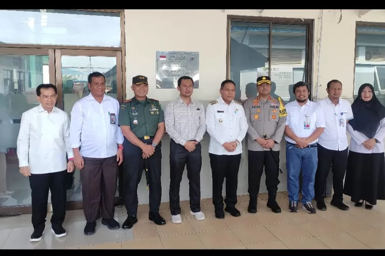 Pj Bupati Abdya, H Darmansah SPd MM (tengah) didampingi Forkompinda lainnya  saat melakukan kunjungan rutin ke RSUDTP Abdya terkait peningkatan layanan kesehatan di rumah sakit setempat, Rabu (15/5).