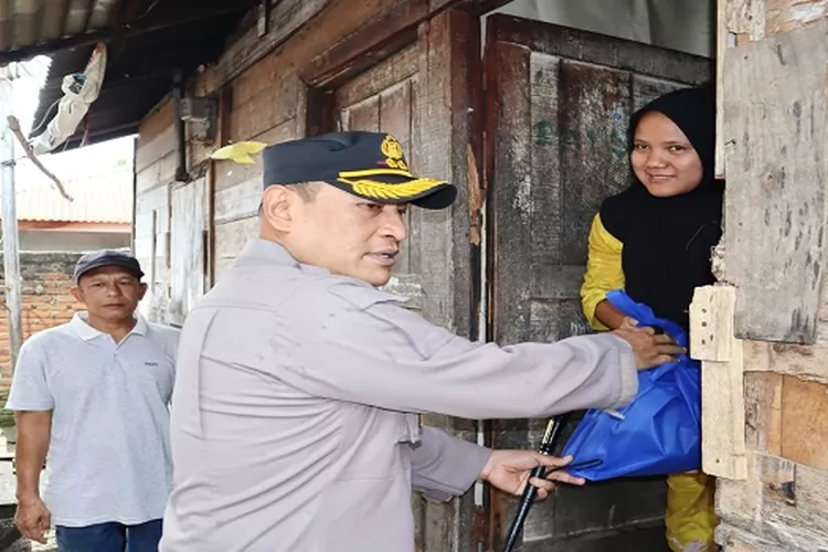 Kapolres Padangsidimpuan AKBP Dudung Setyawan, menyambangi warga&nbsp; kurang mampu dan menyerahkan salah satu kebutuhan bahan pokok ( Realitasonline.id/Riswandy)
