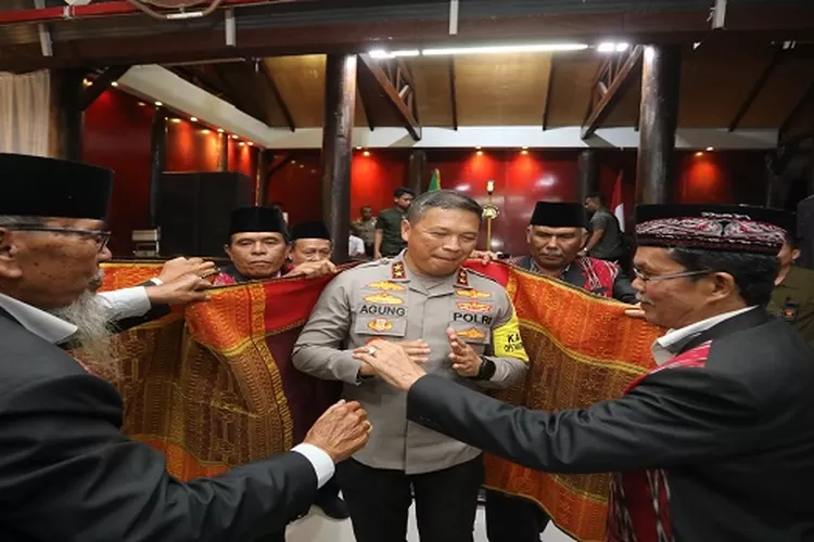 Kapolda Sumut Irjen Pol  Agung Setya Imam Effendi diulosi tokoh masyarakat Taput&nbsp; (Realitasonline.id/Marudut)