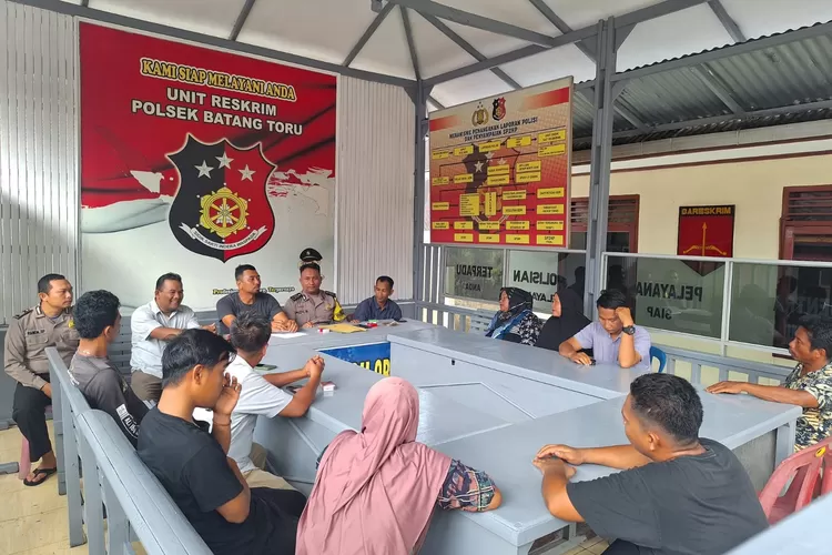 Polsek Batangtoru Polres Tapsel melalui Unit Reskrim Polsek Batangtoru, sukses melakukan mediasi konflik antar kampung akibat kasus perkelahian yang melibatkan sejumlah pemuda, yang berlangsung di Mapolsek Batangtoru, Minggu (12/5/2024) sore.(Realitasonline.id/ RI)