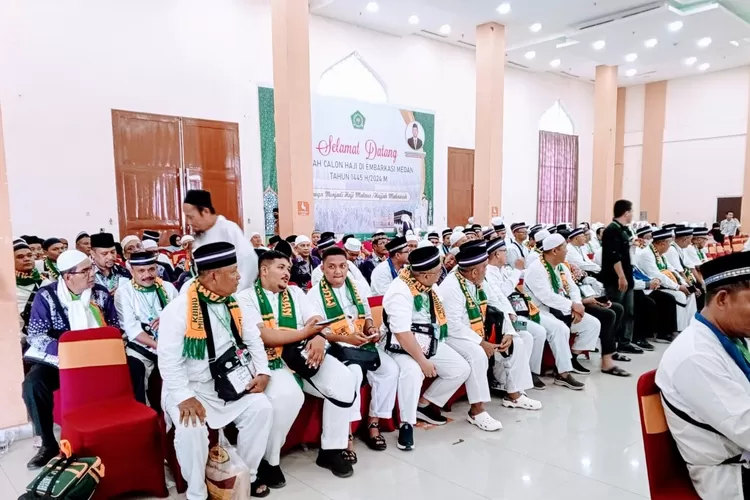 Sekretaris PPIH Embarkasi Medan Zulfan Efendi sambut kedatangan jemaah Calhaj Kloter 4 asal Kota Medan di Asrama Haji, Rabu (15/5/2024).