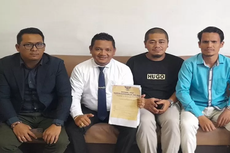 Olsen Lumbantobing, Boy Raja Marpaung,SH,MH, dan Lehon Panggabean,SH tim kuasa hukum bersama Hendra Gultom usai memberi keterangan pers&nbsp; (Realitasonline.id/Dok)
