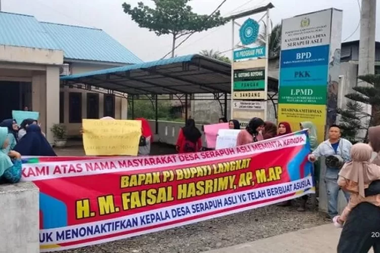 puluhan warga geruduk Kantor Desa Serapuh Asli Kecamatan Tanjung Pura Kabupaten Langkat  (Realitasonline.id/MA)