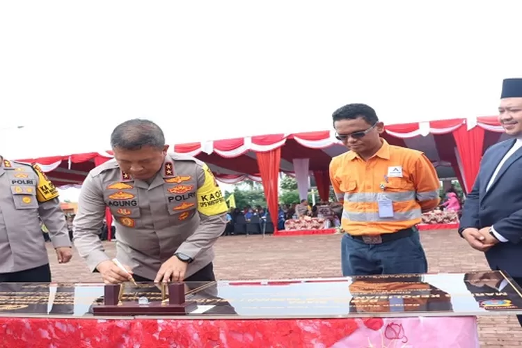 Kapoldasu Irjen Pol Agung Setya Imam Effendi menandatanganai prasasti peresmian pembangunan dan penggunaan Mapolres Tapsel yang baru di Desa Kilang Papan Jalan Lintas Sumatera saat Kunker ke Tapsel (Realitasonline.id/Riswandy)