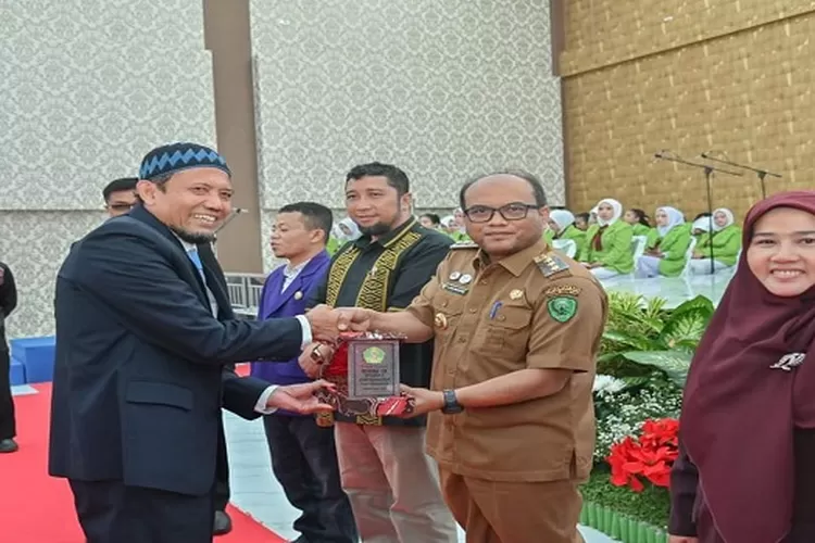 Pj Wali Kota Padangsidimpuan H Letnan Dalimunthe menghadiri Sidang Senat Terbuka Wisuda Universitas Aufa Royhan Padangsidimpuan ( Realitasonline.id/Riswandy)