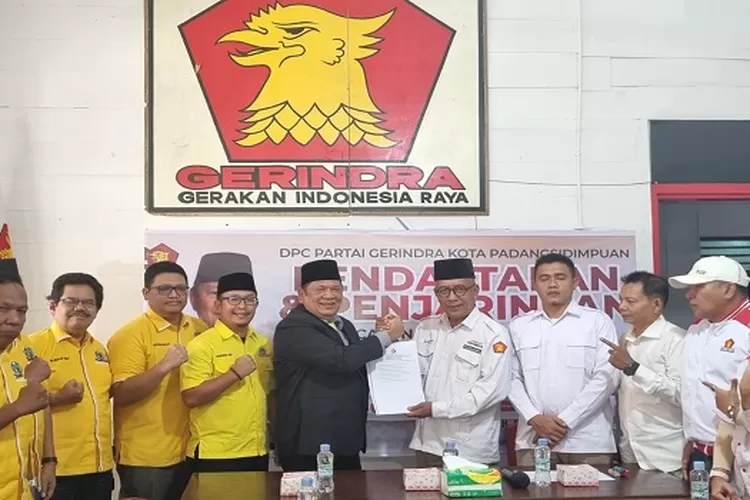 Balon Wali Kota Padangsidimpuan Irsan Efendi Nasution yang juga Ketua DPD Partai Golkar Kota Padangsidimpuan menyerahkan formulir pendaftaran kepada Tim Penjaringan Partai Gerindra  (Realitasonline.id/Riswandy  &nbsp;)