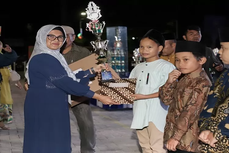 Resmi tutup MTQ, Wali Kota Siantar dr Susanti Dewayani berikan trophy kepada juara  (Realitasonline.id/RH)