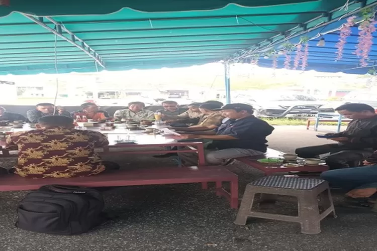 Para kuli tinta yang tergabung di media cetak, harian, mingguan dan majalah, serta tablot melakukan rapat menyikapi penolakan koran oleh sejumlah OPD Pakpak Bharat (Realitasonline.id/KT)