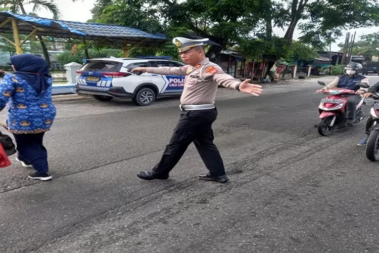 Kasat Lantas Polres Batu AKP HW Siahaan saat melaksanakan kegiatan pengaturan lalu lintas pagi, Jumat (17/5/2024) (Realitasonline.id/GS)