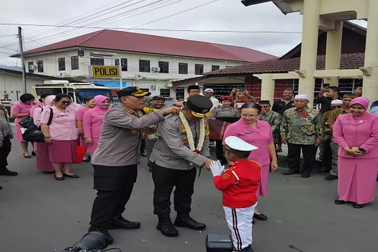 Kapolda Sumut Irjen Pol Agung Setya Imam Efendi, didampingi Ketua Bhayangkari Sumut Ny. Agung Setya Imam Efendi, disambut Polisi Cilik, saat Kunker ke Polres Padangsidimpuan  (Realitasonline.id/Riswandy)