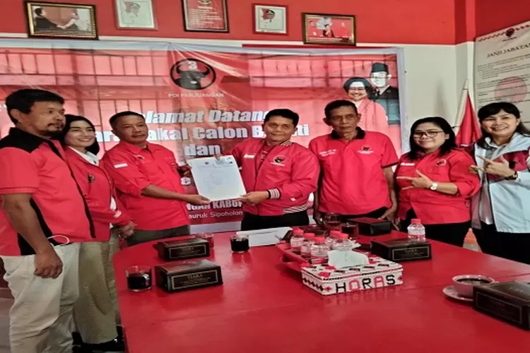 Bacalon Bupati  dr. Poaradda Nababan, Sp.B didampingi pengurus DPD PDIP Sumut Sarma Hutajulu saat menyerahkan berkas pendaftaran kepada tim penjaringan di sekretariat PDIP Taput   (Realitasonline.id/Alpon Situmorang)